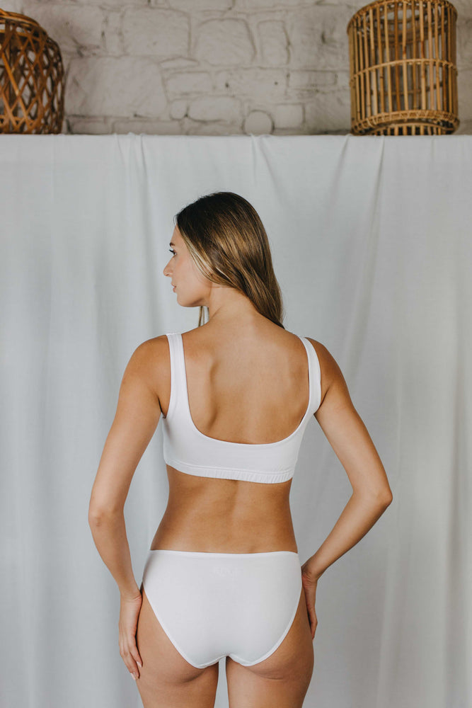 U külotlarini yechib, korsatdi U külotlarini yechib, korsatdi